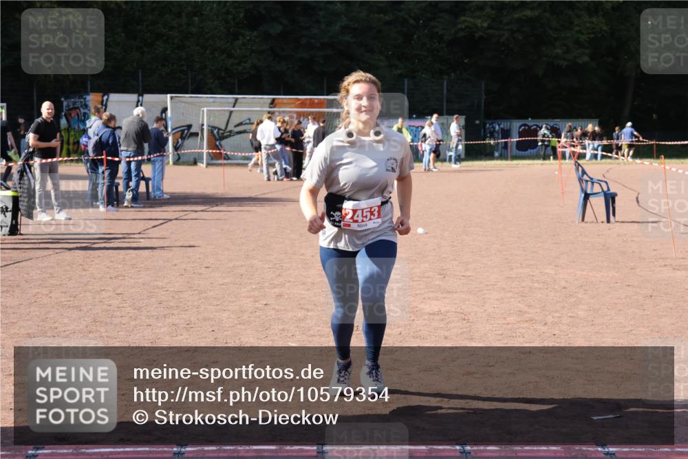 27.09.2026 - 35. Volkslauf durch das schöne Alstertal Strokosch-Dieckow http://msf.ph/oto/10579354 27.09.2026 12:49:01 Ziel 2453 meine-sportfotos.de