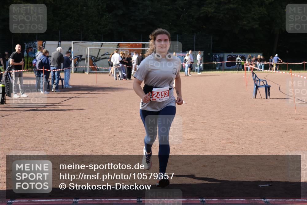 27.09.2026 - 35. Volkslauf durch das schöne Alstertal Strokosch-Dieckow http://msf.ph/oto/10579357 27.09.2026 12:49:01 Ziel 2453 meine-sportfotos.de