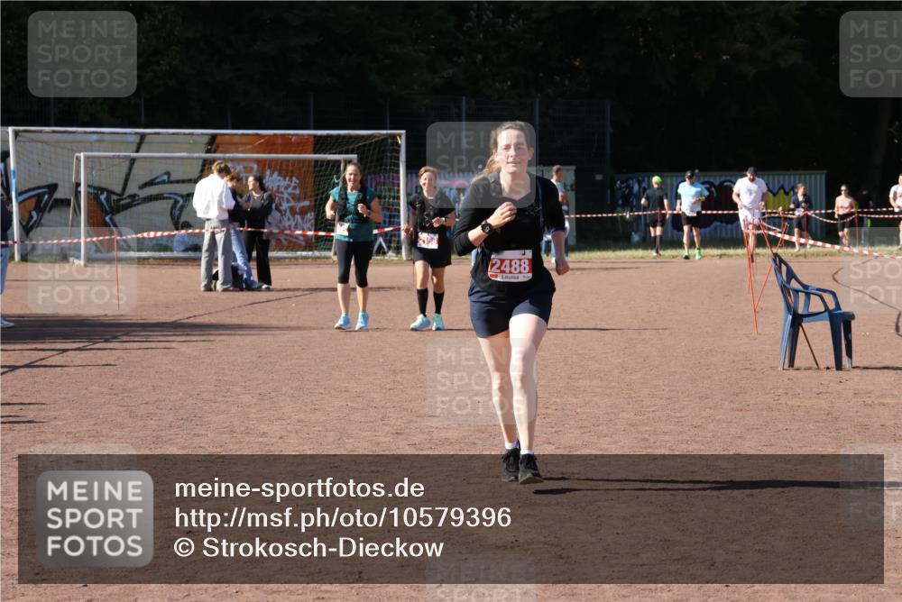 27.09.2026 - 35. Volkslauf durch das schöne Alstertal Strokosch-Dieckow http://msf.ph/oto/10579396 27.09.2026 12:49:35 Ziel 2488 meine-sportfotos.de