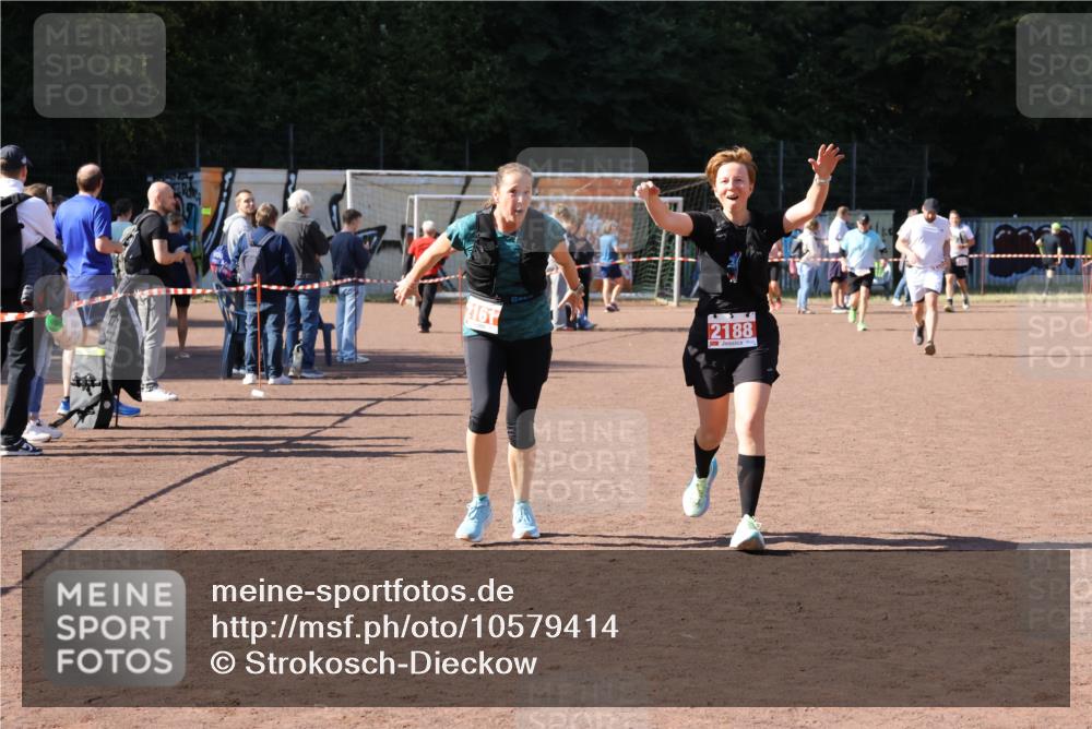 27.09.2026 - 35. Volkslauf durch das schöne Alstertal Strokosch-Dieckow http://msf.ph/oto/10579414 27.09.2026 12:49:42 Ziel 2161, 2181, 2188 meine-sportfotos.de