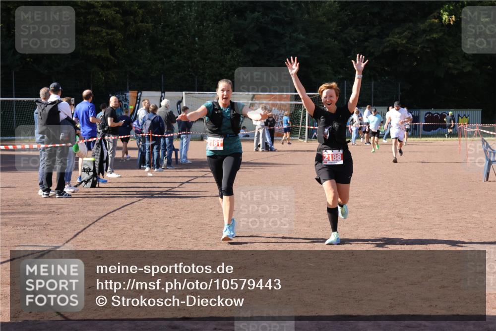 27.09.2026 - 35. Volkslauf durch das schöne Alstertal Strokosch-Dieckow http://msf.ph/oto/10579443 27.09.2026 12:49:43 Ziel 2161, 2181, 2188 meine-sportfotos.de