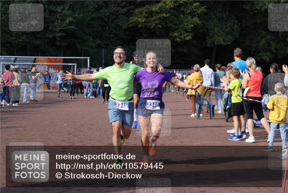 27.09.2026 - 35. Volkslauf durch das schöne Alstertal Strokosch-Dieckow http://msf.ph/oto/10579445 27.09.2026 11:19:27 Ziel 1401, 3022, 3150, 3164, 3305, 3345, 3346 meine-sportfotos.de