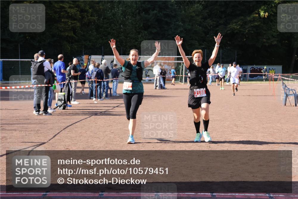 27.09.2026 - 35. Volkslauf durch das schöne Alstertal Strokosch-Dieckow http://msf.ph/oto/10579451 27.09.2026 12:49:43 Ziel 2161, 2181, 2188 meine-sportfotos.de