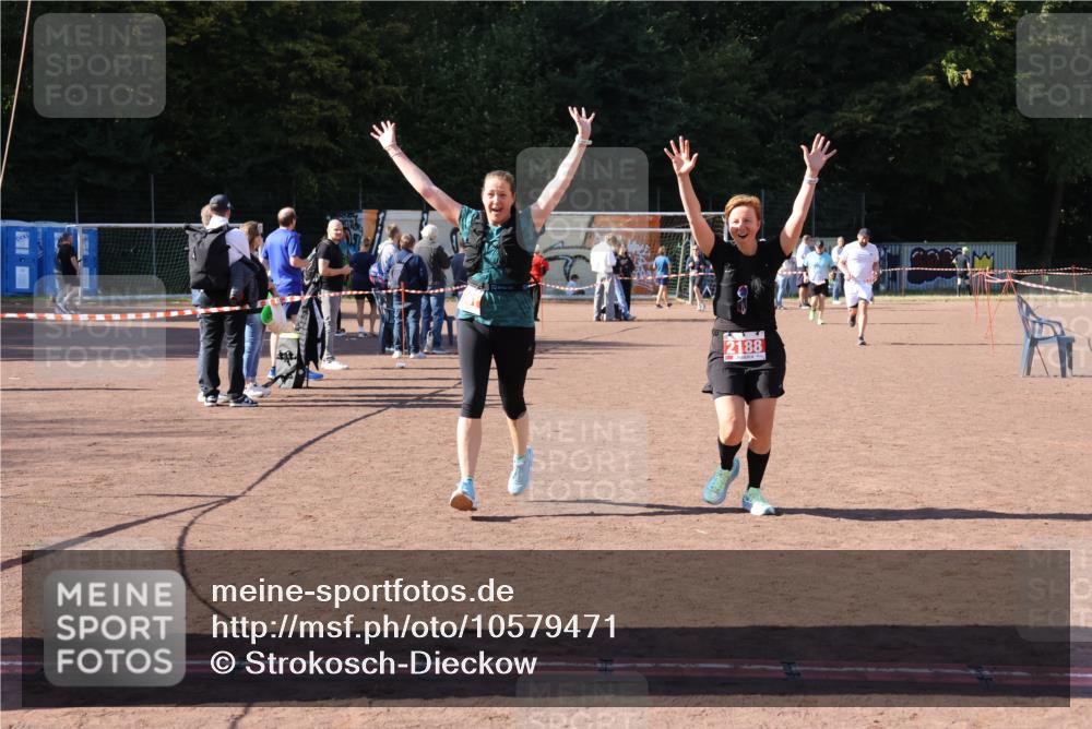 27.09.2026 - 35. Volkslauf durch das schöne Alstertal Strokosch-Dieckow http://msf.ph/oto/10579471 27.09.2026 12:49:43 Ziel 2161, 2181, 2188 meine-sportfotos.de