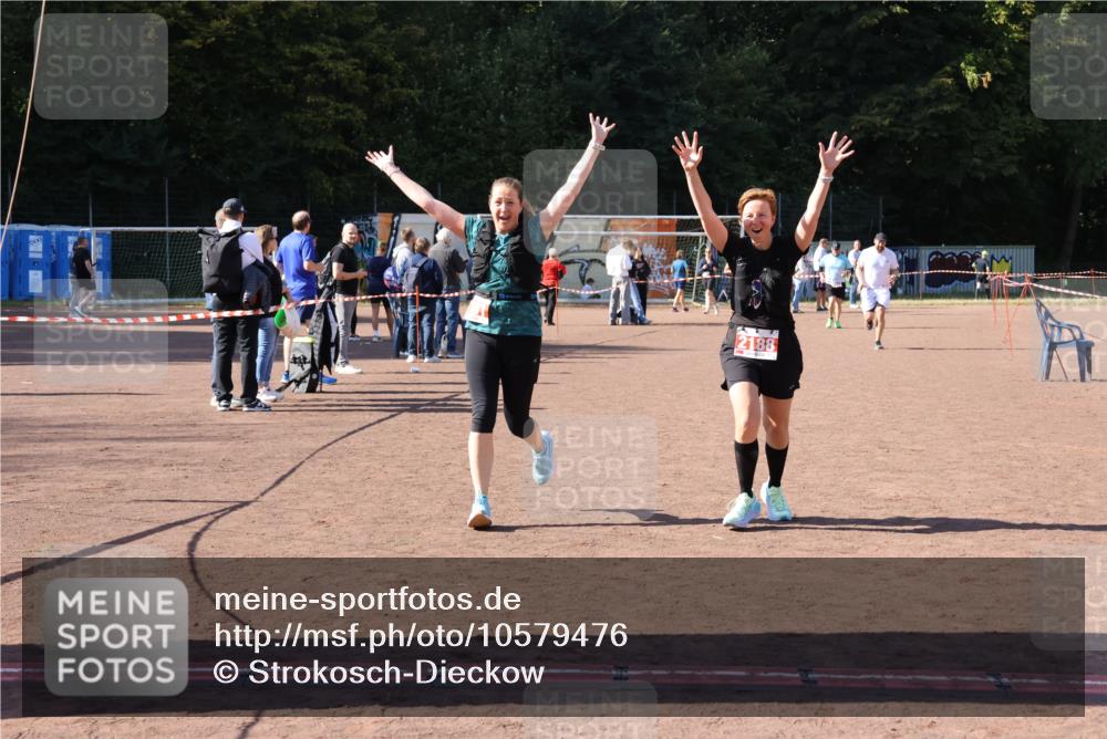 27.09.2026 - 35. Volkslauf durch das schöne Alstertal Strokosch-Dieckow http://msf.ph/oto/10579476 27.09.2026 12:49:43 Ziel 2161, 2181, 2188 meine-sportfotos.de