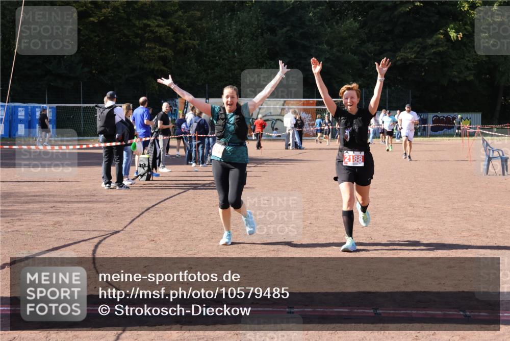 27.09.2026 - 35. Volkslauf durch das schöne Alstertal Strokosch-Dieckow http://msf.ph/oto/10579485 27.09.2026 12:49:43 Ziel 2161, 2181, 2188 meine-sportfotos.de