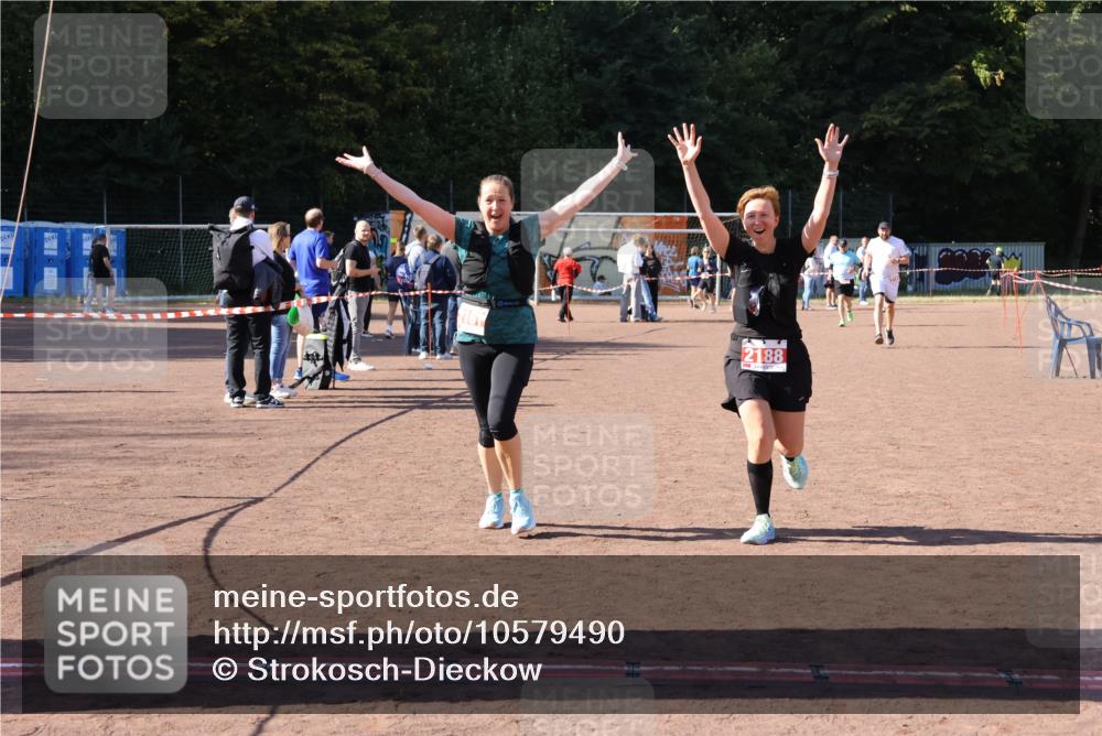 27.09.2026 - 35. Volkslauf durch das schöne Alstertal Strokosch-Dieckow http://msf.ph/oto/10579490 27.09.2026 12:49:43 Ziel 2161, 2181, 2188 meine-sportfotos.de