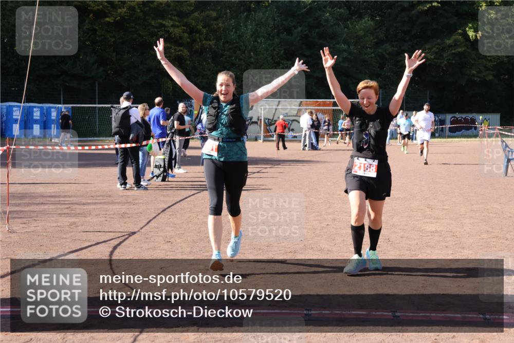 27.09.2026 - 35. Volkslauf durch das schöne Alstertal Strokosch-Dieckow http://msf.ph/oto/10579520 27.09.2026 12:49:44 Ziel 2161, 2181, 2188 meine-sportfotos.de