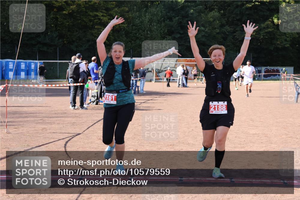 27.09.2026 - 35. Volkslauf durch das schöne Alstertal Strokosch-Dieckow http://msf.ph/oto/10579559 27.09.2026 12:49:44 Ziel 2161, 2181, 2188 meine-sportfotos.de