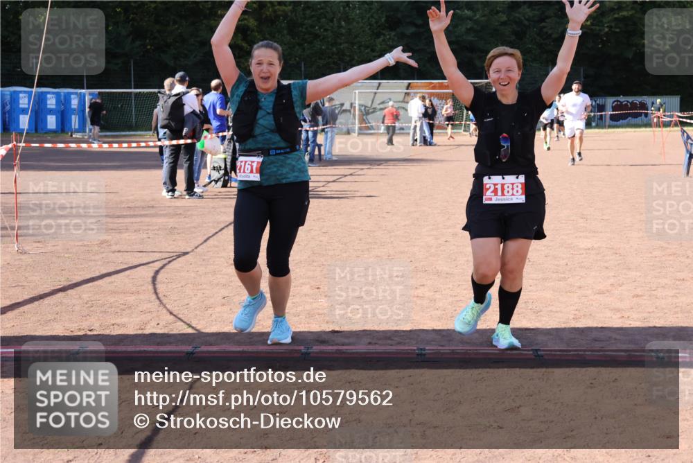 27.09.2026 - 35. Volkslauf durch das schöne Alstertal Strokosch-Dieckow http://msf.ph/oto/10579562 27.09.2026 12:49:44 Ziel 2161, 2181, 2188 meine-sportfotos.de