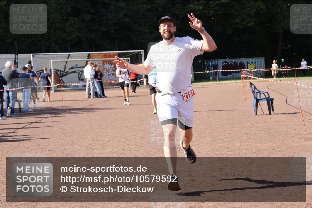 27.09.2026 - 35. Volkslauf durch das schöne Alstertal Strokosch-Dieckow http://msf.ph/oto/10579592 27.09.2026 12:49:50 Ziel 1651, 2181 meine-sportfotos.de
