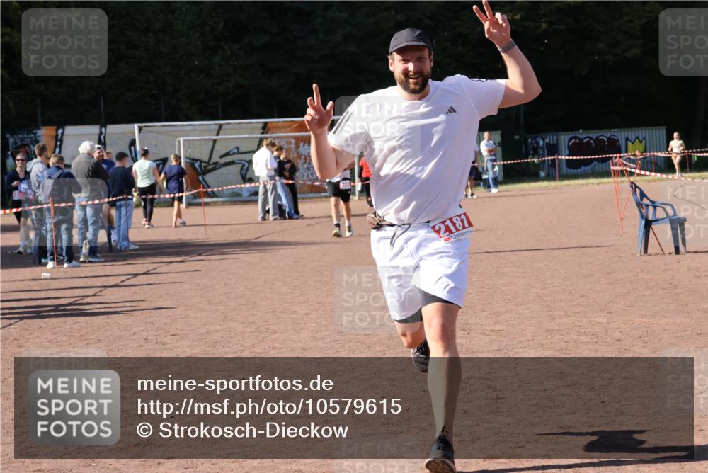 27.09.2026 - 35. Volkslauf durch das schöne Alstertal Strokosch-Dieckow http://msf.ph/oto/10579615 27.09.2026 12:49:50 Ziel 1651, 2181 meine-sportfotos.de