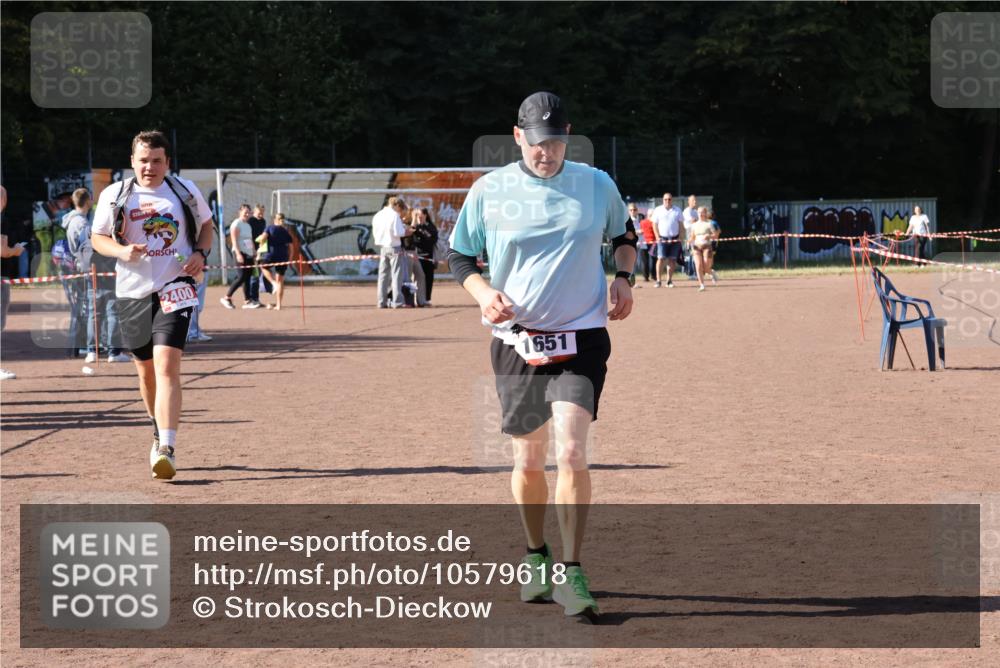 27.09.2026 - 35. Volkslauf durch das schöne Alstertal Strokosch-Dieckow http://msf.ph/oto/10579618 27.09.2026 12:49:58 Ziel 1651, 2400 meine-sportfotos.de