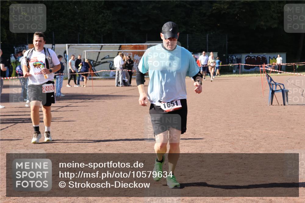 27.09.2026 - 35. Volkslauf durch das schöne Alstertal Strokosch-Dieckow http://msf.ph/oto/10579634 27.09.2026 12:49:58 Ziel 1651, 2400 meine-sportfotos.de