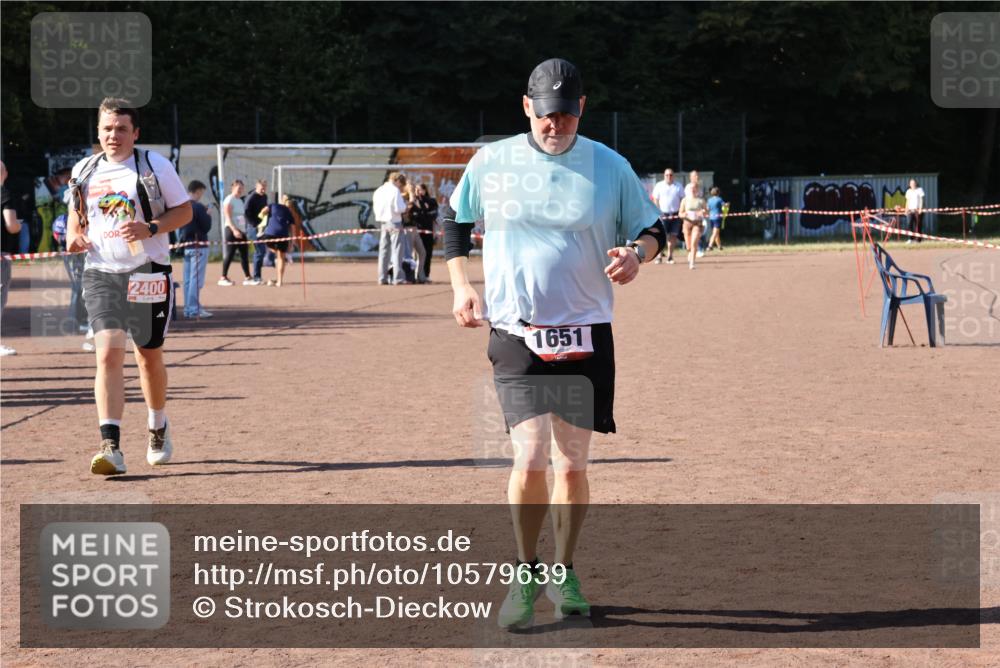 27.09.2026 - 35. Volkslauf durch das schöne Alstertal Strokosch-Dieckow http://msf.ph/oto/10579639 27.09.2026 12:49:58 Ziel 1651, 2400 meine-sportfotos.de
