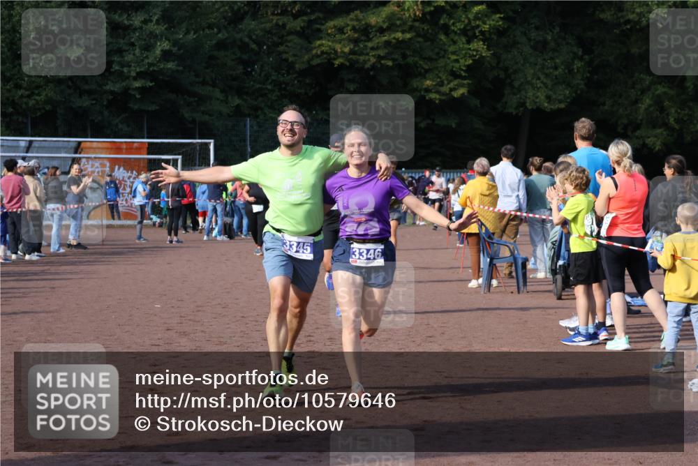 27.09.2026 - 35. Volkslauf durch das schöne Alstertal Strokosch-Dieckow http://msf.ph/oto/10579646 27.09.2026 11:19:27 Ziel 1401, 3022, 3150, 3164, 3305, 3345, 3346 meine-sportfotos.de