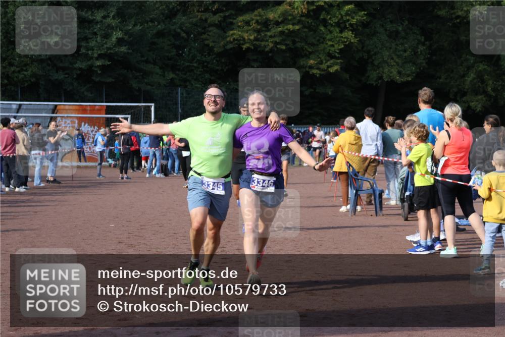 27.09.2026 - 35. Volkslauf durch das schöne Alstertal Strokosch-Dieckow http://msf.ph/oto/10579733 27.09.2026 11:19:26 Ziel 1401, 3022, 3150, 3164, 3305, 3345, 3346, 3418 meine-sportfotos.de