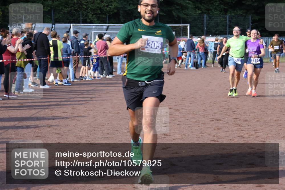 27.09.2026 - 35. Volkslauf durch das schöne Alstertal Strokosch-Dieckow http://msf.ph/oto/10579825 27.09.2026 11:19:24 Ziel 3022, 3150, 3305, 3345, 3346, 3418 meine-sportfotos.de
