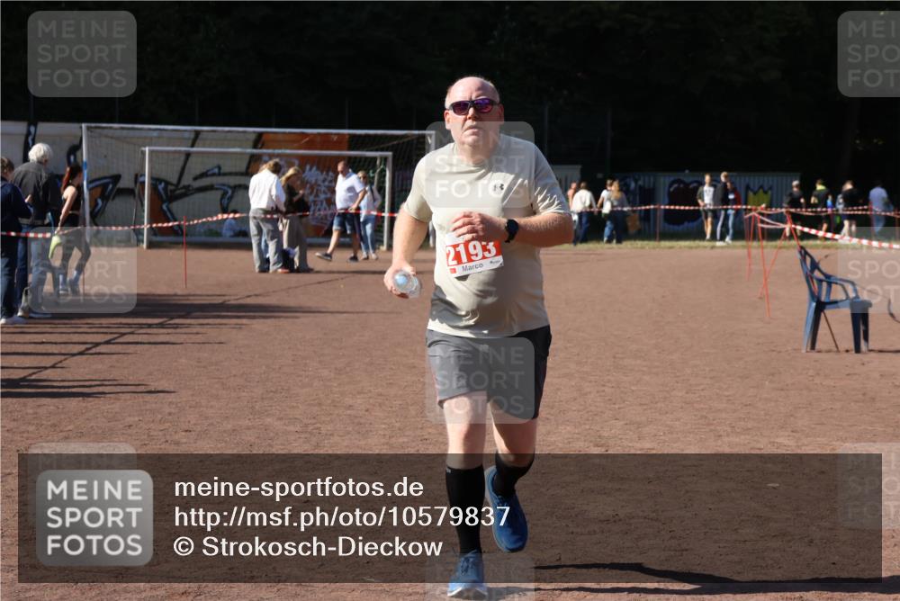 27.09.2026 - 35. Volkslauf durch das schöne Alstertal Strokosch-Dieckow http://msf.ph/oto/10579837 27.09.2026 12:52:35 Ziel 2193 meine-sportfotos.de