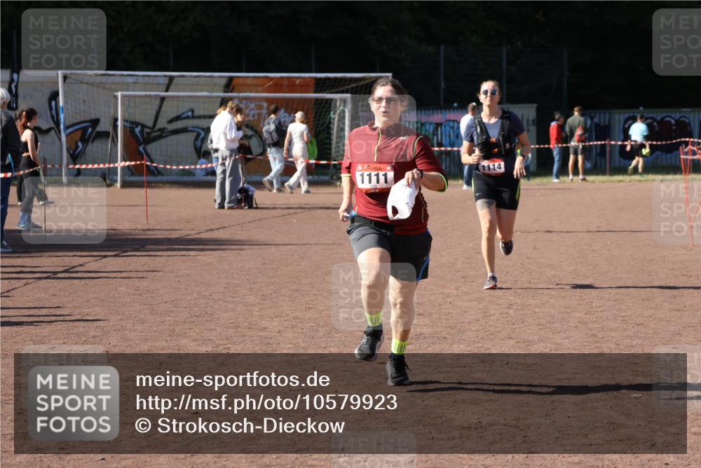 27.09.2026 - 35. Volkslauf durch das schöne Alstertal Strokosch-Dieckow http://msf.ph/oto/10579923 27.09.2026 12:53:30 Ziel 1111, 1114 meine-sportfotos.de