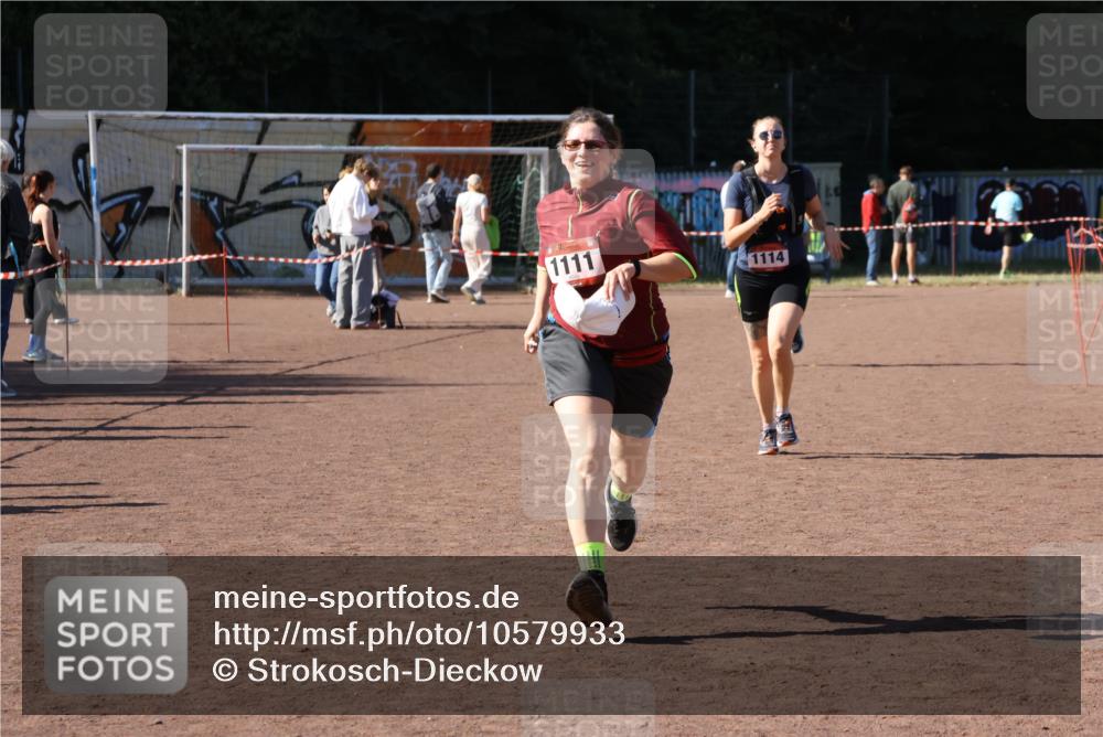 27.09.2026 - 35. Volkslauf durch das schöne Alstertal Strokosch-Dieckow http://msf.ph/oto/10579933 27.09.2026 12:53:30 Ziel 1111, 1114 meine-sportfotos.de