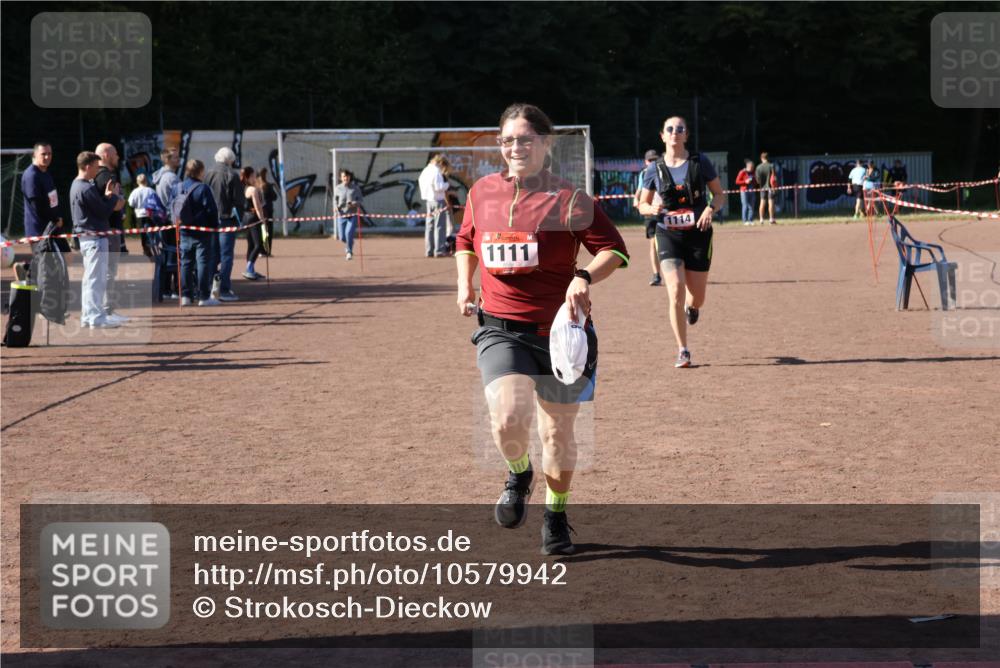 27.09.2026 - 35. Volkslauf durch das schöne Alstertal Strokosch-Dieckow http://msf.ph/oto/10579942 27.09.2026 12:53:31 Ziel 1111, 1114 meine-sportfotos.de