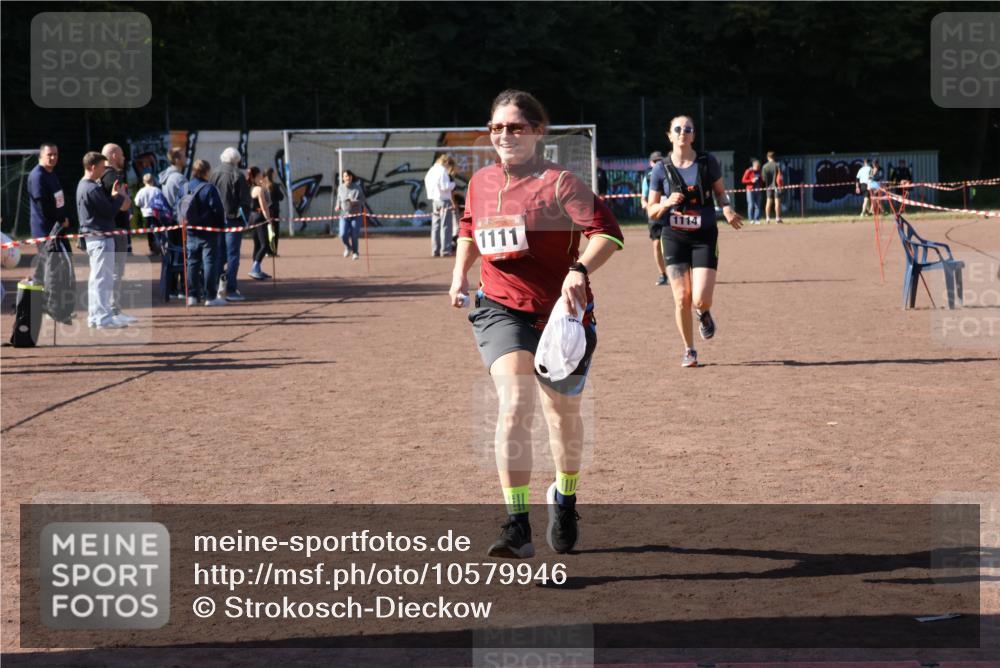 27.09.2026 - 35. Volkslauf durch das schöne Alstertal Strokosch-Dieckow http://msf.ph/oto/10579946 27.09.2026 12:53:31 Ziel 1111, 1114 meine-sportfotos.de