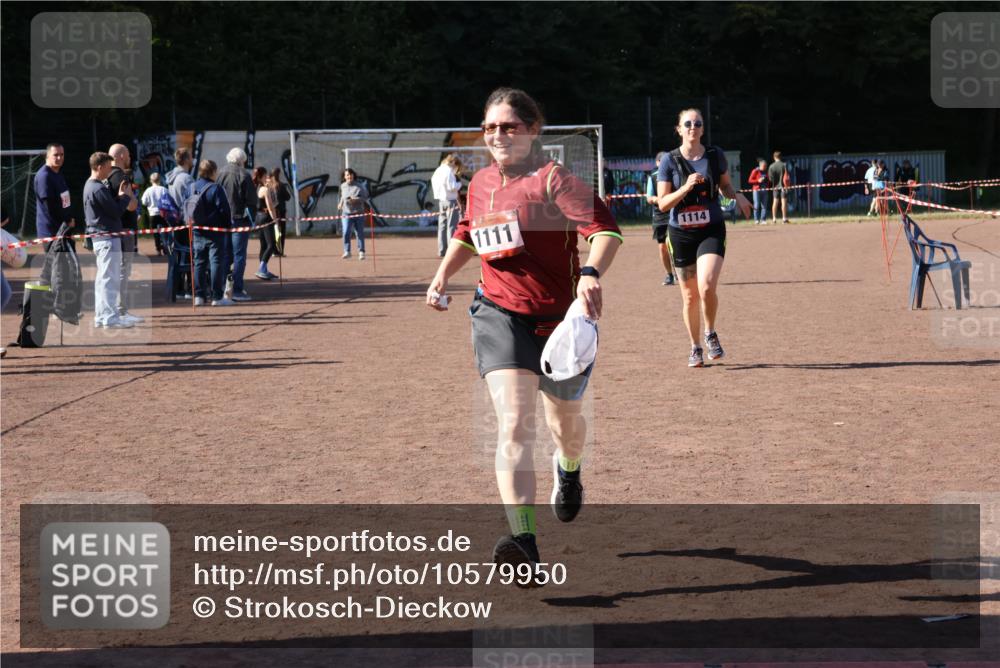 27.09.2026 - 35. Volkslauf durch das schöne Alstertal Strokosch-Dieckow http://msf.ph/oto/10579950 27.09.2026 12:53:32 Ziel 1111, 1114, 2356 meine-sportfotos.de