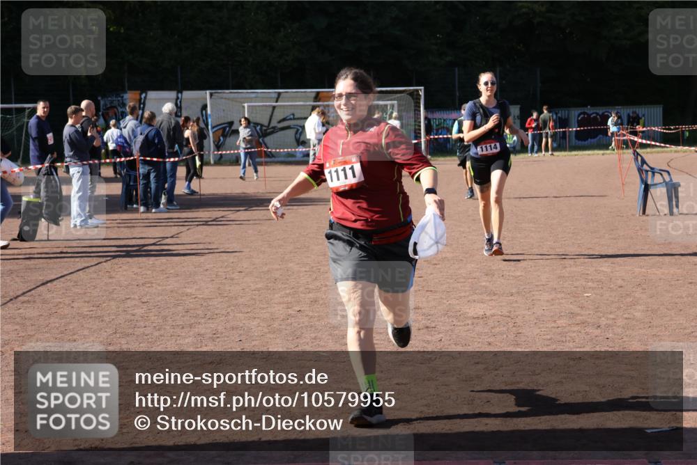 27.09.2026 - 35. Volkslauf durch das schöne Alstertal Strokosch-Dieckow http://msf.ph/oto/10579955 27.09.2026 12:53:32 Ziel 1111, 1114, 2356 meine-sportfotos.de