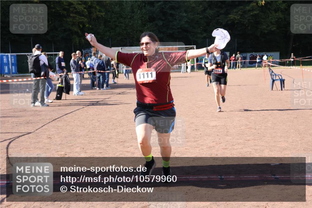 27.09.2026 - 35. Volkslauf durch das schöne Alstertal Strokosch-Dieckow http://msf.ph/oto/10579960 27.09.2026 12:53:32 Ziel 1111, 1114, 2356 meine-sportfotos.de