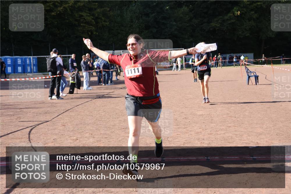 27.09.2026 - 35. Volkslauf durch das schöne Alstertal Strokosch-Dieckow http://msf.ph/oto/10579967 27.09.2026 12:53:32 Ziel 1111, 1114, 2356 meine-sportfotos.de