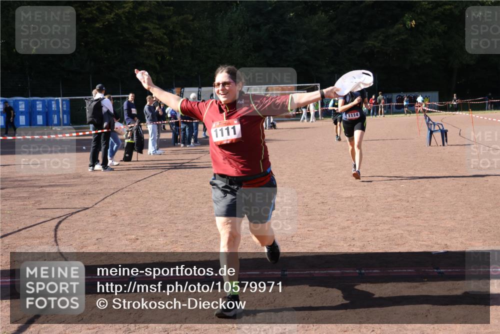 27.09.2026 - 35. Volkslauf durch das schöne Alstertal Strokosch-Dieckow http://msf.ph/oto/10579971 27.09.2026 12:53:32 Ziel 1111, 1114, 2356 meine-sportfotos.de