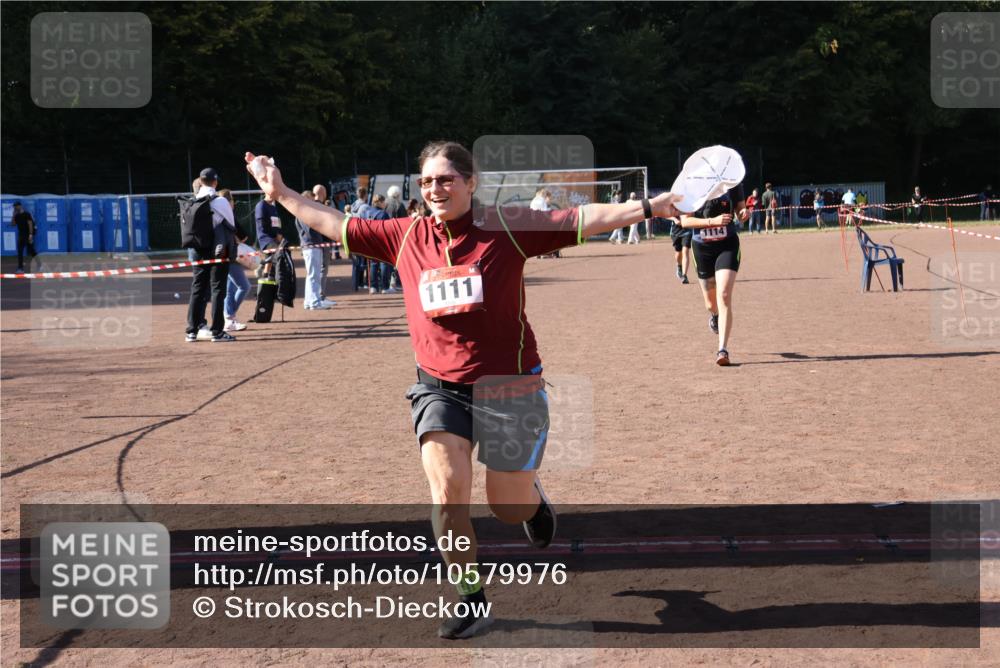 27.09.2026 - 35. Volkslauf durch das schöne Alstertal Strokosch-Dieckow http://msf.ph/oto/10579976 27.09.2026 12:53:32 Ziel 1111, 1114, 2356 meine-sportfotos.de