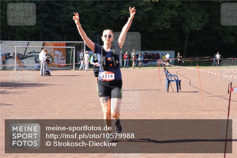 27.09.2026 - 35. Volkslauf durch das schöne Alstertal Strokosch-Dieckow http://msf.ph/oto/10579988 27.09.2026 12:53:34 Ziel 1111, 1114, 2356 meine-sportfotos.de