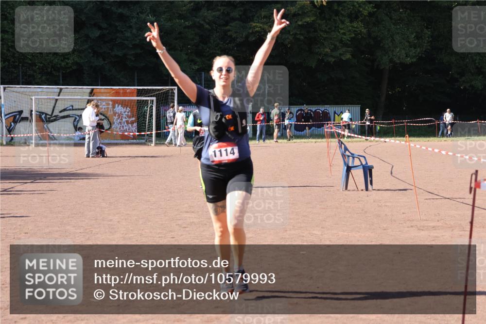27.09.2026 - 35. Volkslauf durch das schöne Alstertal Strokosch-Dieckow http://msf.ph/oto/10579993 27.09.2026 12:53:34 Ziel 1111, 1114, 2356 meine-sportfotos.de