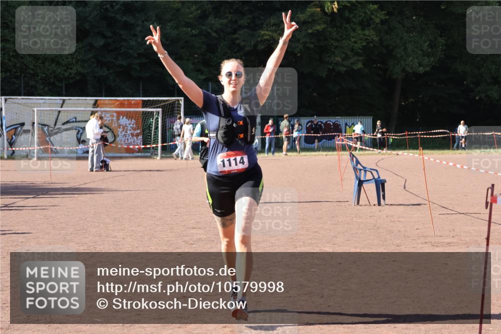 27.09.2026 - 35. Volkslauf durch das schöne Alstertal Strokosch-Dieckow http://msf.ph/oto/10579998 27.09.2026 12:53:34 Ziel 1111, 1114, 2356 meine-sportfotos.de
