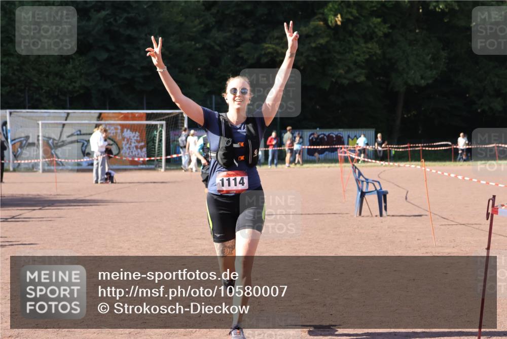 27.09.2026 - 35. Volkslauf durch das schöne Alstertal Strokosch-Dieckow http://msf.ph/oto/10580007 27.09.2026 12:53:34 Ziel 1111, 1114, 2356 meine-sportfotos.de