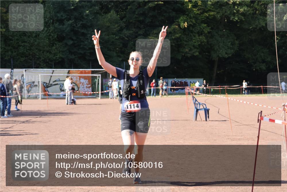 27.09.2026 - 35. Volkslauf durch das schöne Alstertal Strokosch-Dieckow http://msf.ph/oto/10580016 27.09.2026 12:53:34 Ziel 1111, 1114, 2356 meine-sportfotos.de