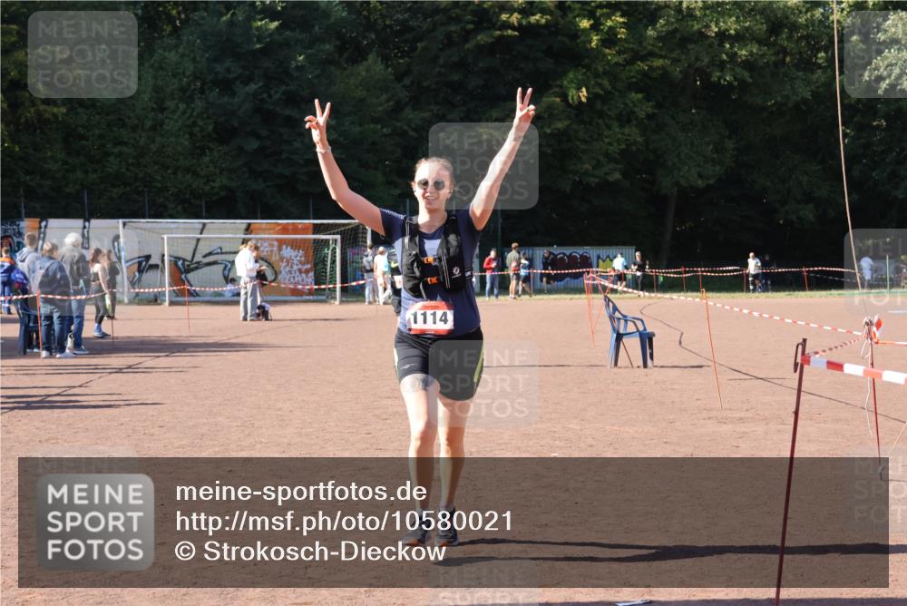 27.09.2026 - 35. Volkslauf durch das schöne Alstertal Strokosch-Dieckow http://msf.ph/oto/10580021 27.09.2026 12:53:34 Ziel 1111, 1114, 2356 meine-sportfotos.de