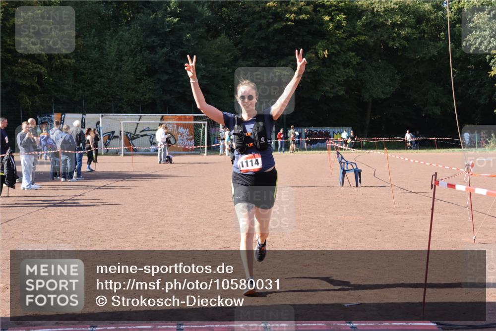27.09.2026 - 35. Volkslauf durch das schöne Alstertal Strokosch-Dieckow http://msf.ph/oto/10580031 27.09.2026 12:53:34 Ziel 1111, 1114, 2356 meine-sportfotos.de