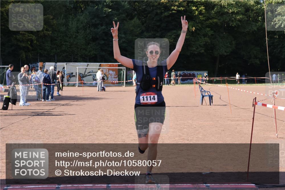 27.09.2026 - 35. Volkslauf durch das schöne Alstertal Strokosch-Dieckow http://msf.ph/oto/10580057 27.09.2026 12:53:35 Ziel 1111, 1114, 2356 meine-sportfotos.de