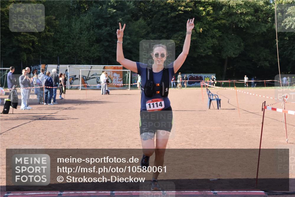 27.09.2026 - 35. Volkslauf durch das schöne Alstertal Strokosch-Dieckow http://msf.ph/oto/10580061 27.09.2026 12:53:35 Ziel 1111, 1114, 2356 meine-sportfotos.de
