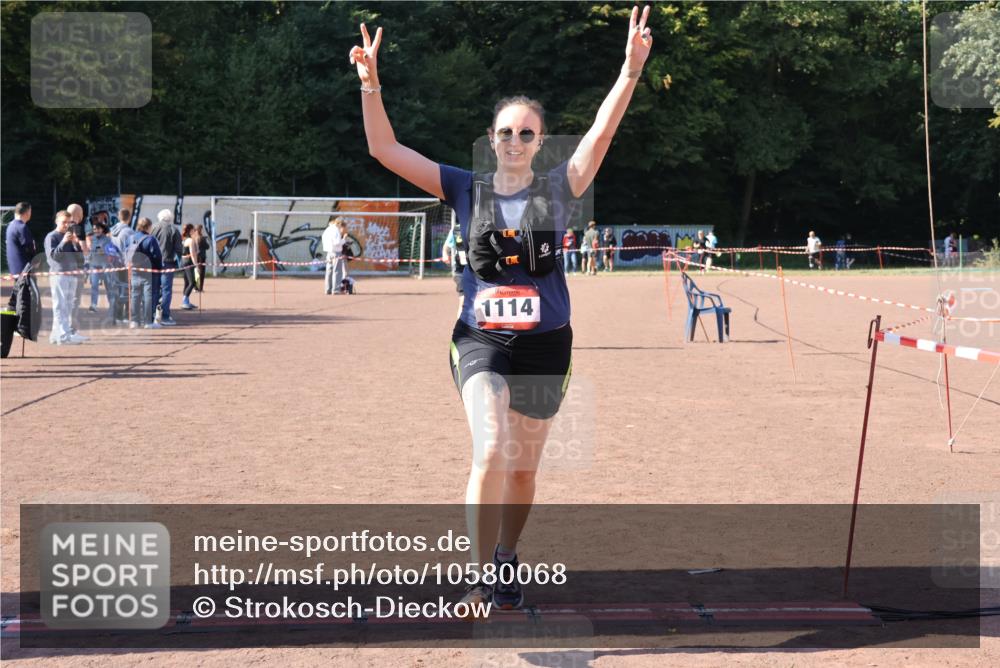 27.09.2026 - 35. Volkslauf durch das schöne Alstertal Strokosch-Dieckow http://msf.ph/oto/10580068 27.09.2026 12:53:35 Ziel 1111, 1114, 2356 meine-sportfotos.de