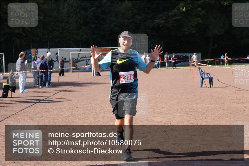 27.09.2026 - 35. Volkslauf durch das schöne Alstertal Strokosch-Dieckow http://msf.ph/oto/10580075 27.09.2026 12:53:40 Ziel 2356 meine-sportfotos.de