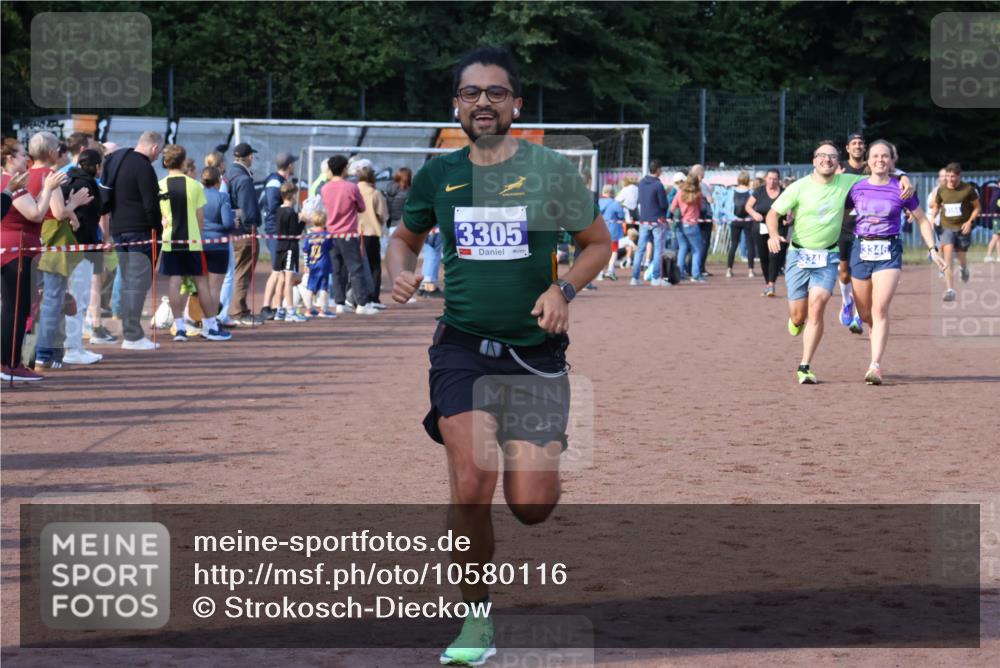 27.09.2026 - 35. Volkslauf durch das schöne Alstertal Strokosch-Dieckow http://msf.ph/oto/10580116 27.09.2026 11:19:23 Ziel 3022, 3305, 3345, 3346, 3418 meine-sportfotos.de