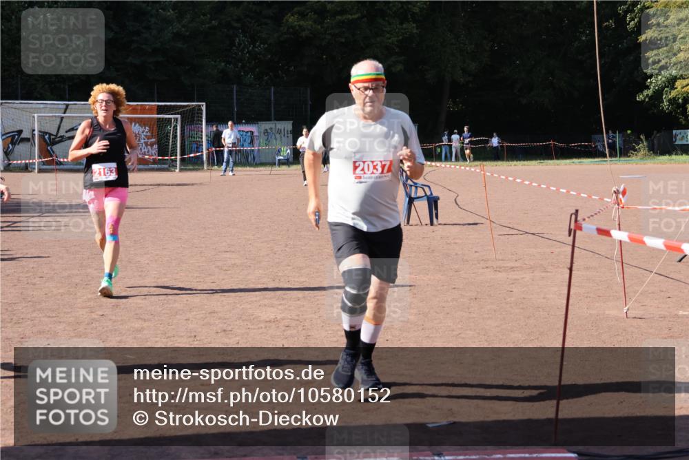 27.09.2026 - 35. Volkslauf durch das schöne Alstertal Strokosch-Dieckow http://msf.ph/oto/10580152 27.09.2026 12:54:01 Ziel 2037, 2163, 2966 meine-sportfotos.de