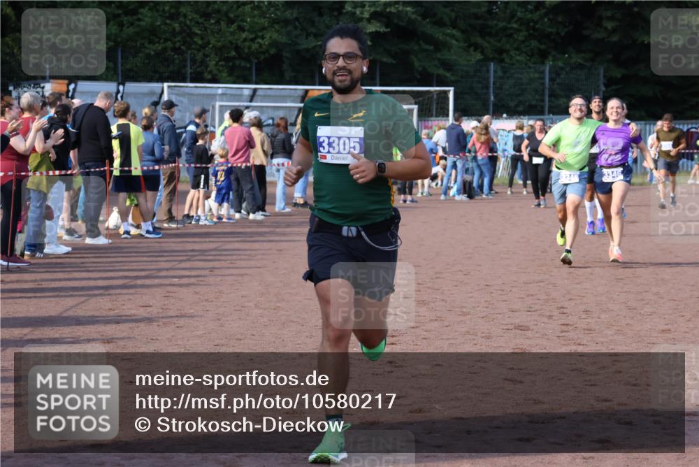 27.09.2026 - 35. Volkslauf durch das schöne Alstertal Strokosch-Dieckow http://msf.ph/oto/10580217 27.09.2026 11:19:23 Ziel 3022, 3305, 3345, 3346, 3418 meine-sportfotos.de