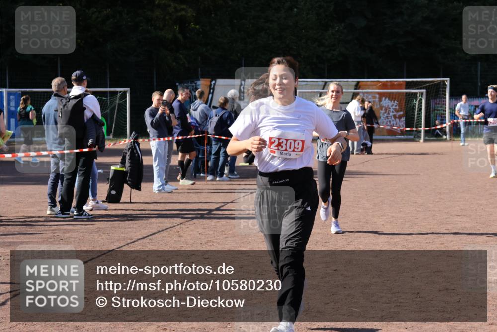 27.09.2026 - 35. Volkslauf durch das schöne Alstertal Strokosch-Dieckow http://msf.ph/oto/10580230 27.09.2026 12:54:18 Ziel 2069, 2309, 2316 meine-sportfotos.de