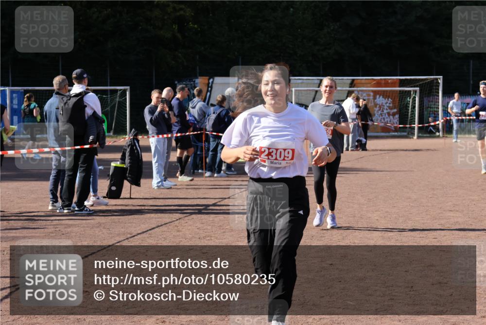 27.09.2026 - 35. Volkslauf durch das schöne Alstertal Strokosch-Dieckow http://msf.ph/oto/10580235 27.09.2026 12:54:18 Ziel 2069, 2309, 2316 meine-sportfotos.de