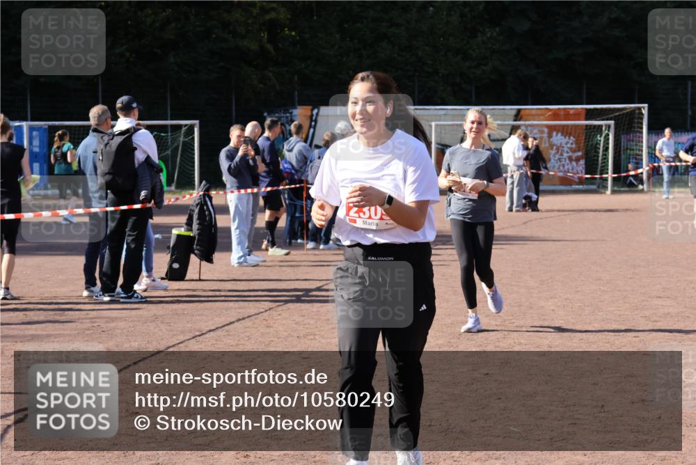 27.09.2026 - 35. Volkslauf durch das schöne Alstertal Strokosch-Dieckow http://msf.ph/oto/10580249 27.09.2026 12:54:18 Ziel 2069, 2309, 2316 meine-sportfotos.de